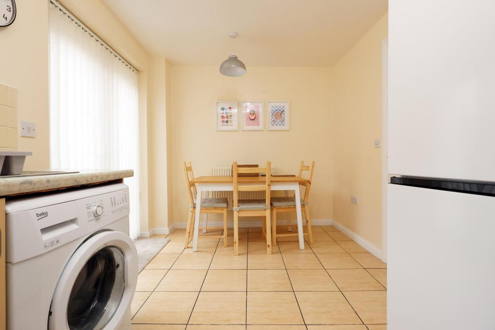 Relaxing 2-Bed Coastal Escape In Port Talbot Apartment Exterior foto