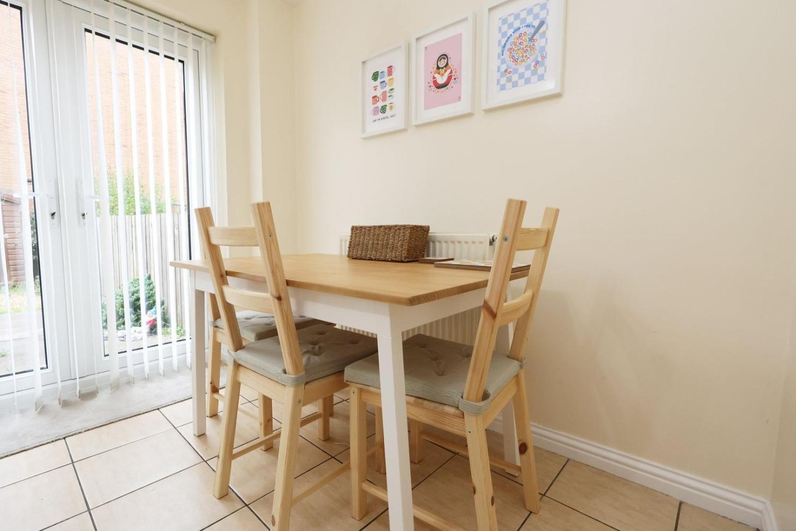 Relaxing 2-Bed Coastal Escape In Port Talbot Apartment Exterior foto
