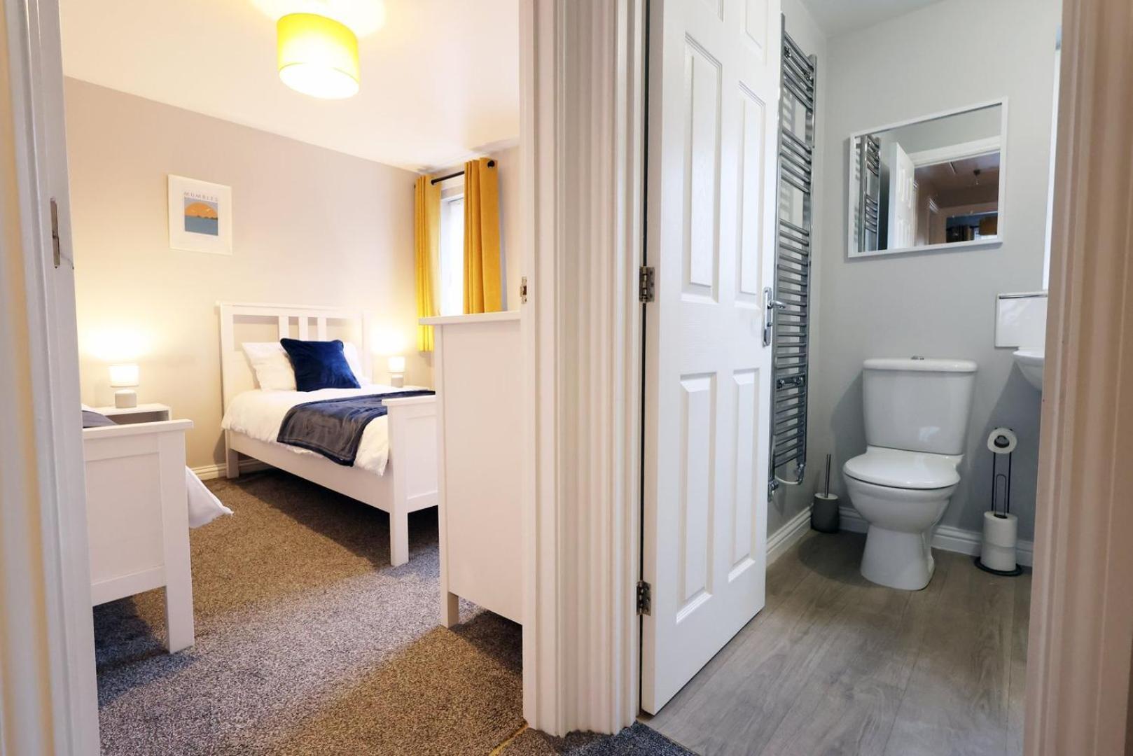 Relaxing 2-Bed Coastal Escape In Port Talbot Apartment Exterior foto