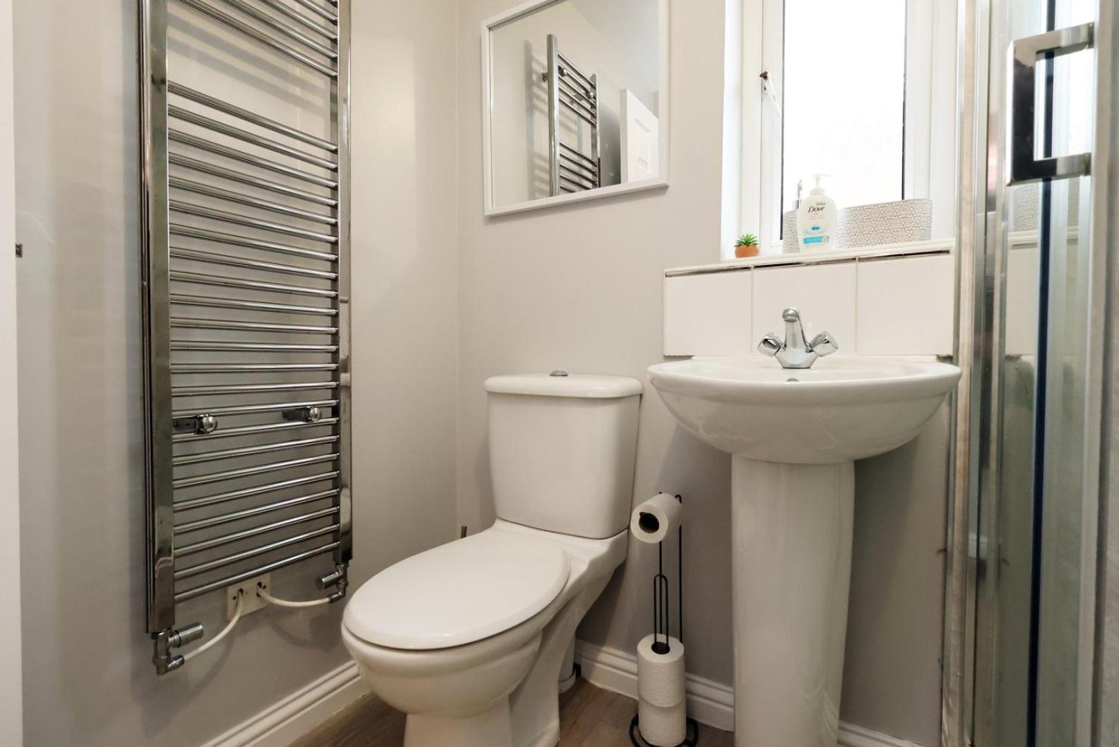 Relaxing 2-Bed Coastal Escape In Port Talbot Apartment Exterior foto