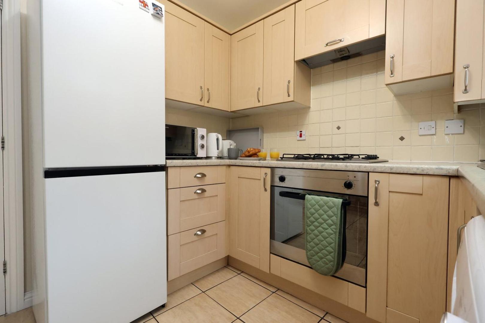 Relaxing 2-Bed Coastal Escape In Port Talbot Apartment Exterior foto
