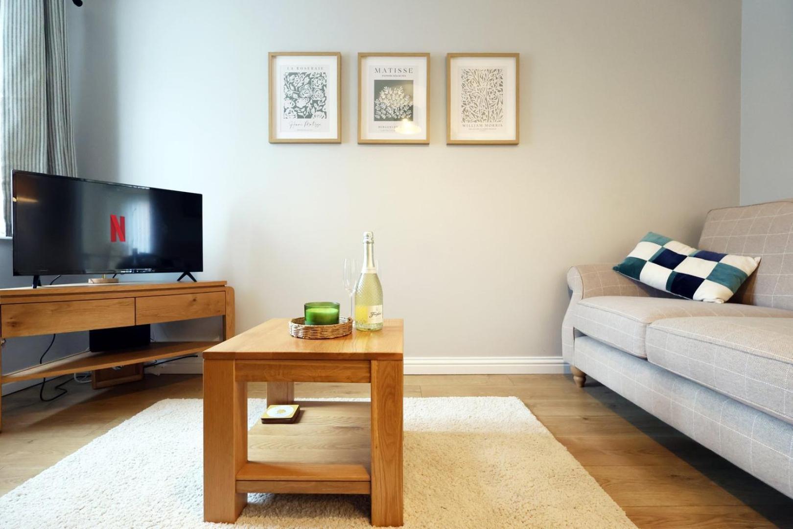 Relaxing 2-Bed Coastal Escape In Port Talbot Apartment Exterior foto