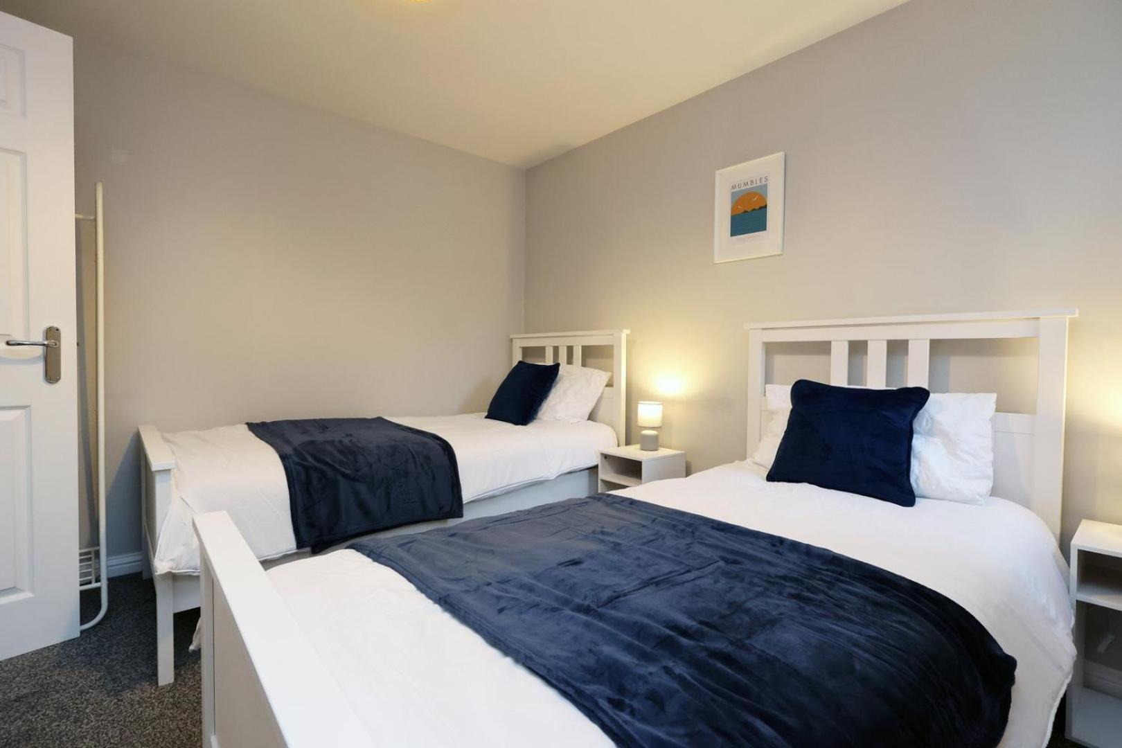 Relaxing 2-Bed Coastal Escape In Port Talbot Apartment Exterior foto